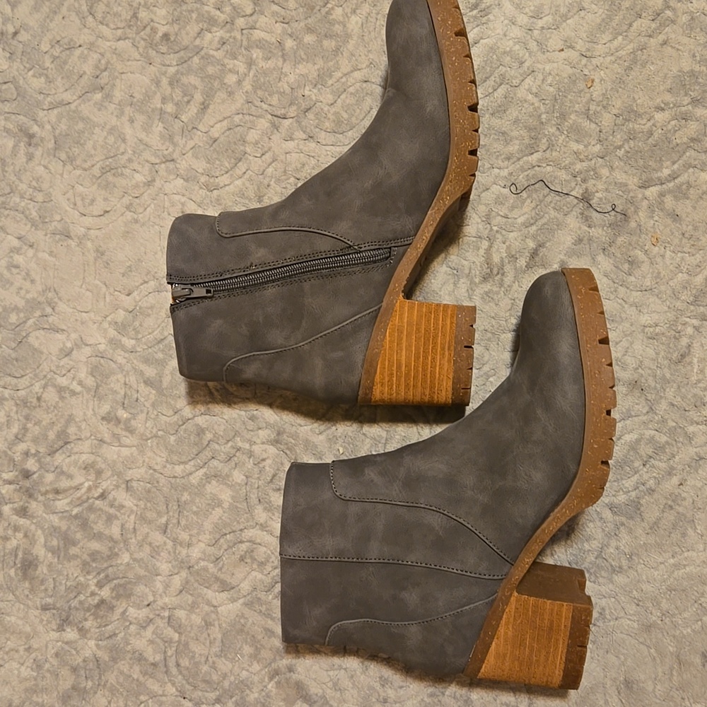 Kork-Ease Gray Ankle Boots with Brown Heel
